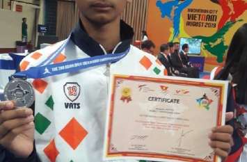 Taekwondo tournament news khandwa वियतनाम के खिलाड़ी को 5 पाइंट से हराकर खंडवा के आदित्य ने जीता सिल्वर मेडल