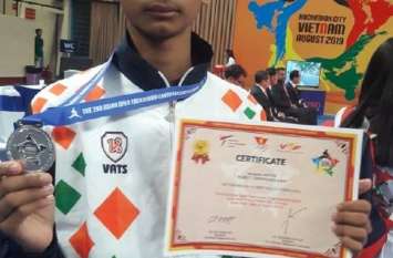 world taikwando ranking compition viyatnam वियतनाम के खिलाड़ी को 5 पाइंट से हराकर आदित्य ने जीता सिल्वर मेडल