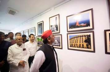 world photography day special program akhilesh yadav in lucknow World Photography Day 2019:जीवन का जोखिम उठाकर भी अपनी कला का प्रदर्शन करते हैं फोटो जर्नलिस्ट: अखिलेश यादव