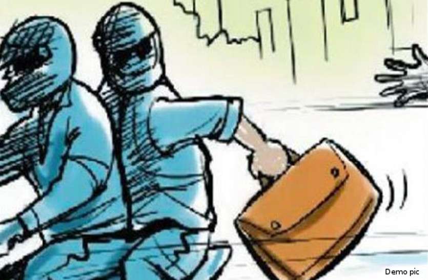 Breaking : देर रात पिस्टल की नोंक पर लाखों की लूट, सूचना मिलते ही पुलिस विभाग में मचा हड़कंप Breaking : देर रात पिस्टल की नोंक पर लाखों की लूट, सूचना मिलते ही पुलिस विभाग में मचा हड़कंप
