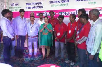 UP Safaikarmi honoured in Mahoba सार्वजनिक मंच पर ऐसा सम्मान पाकर खिले उठे सफाईकर्मियों के चेहरे, दिया बड़ा वचन, देखें वीडियो