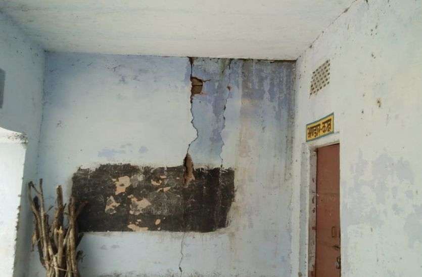 Public works department हाथाथली विद्यालय हुआ जर्जर,108 बच्चों की जान खतरे में