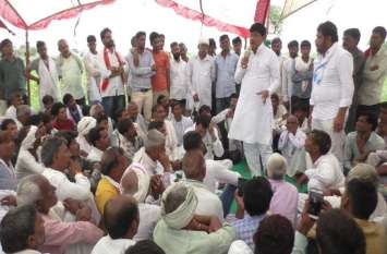 MLA reached among farmers विधायक पहुंचे किसानों के बीच, किसानों ने सुनाई आपबीती