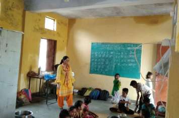 School news neemuch रतनगढ़ में हुआ हादसा, फिर भी जर्जर छतों के नीचे मासूम कर रहे यह काम
