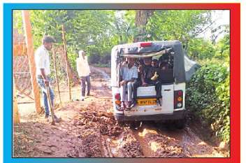 School vehicles stuck in mud on the road सडक़ पर कीचड़ में फंस रहे स्कूली वाहन