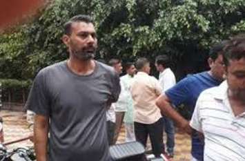 Cricketer Praveen Kumar father-in-law death fell from roof क्रिकेटर प्रवीण कुमार के ससुर की छत से गिरकर मौत, परिजनों ने किया हंगामा, देखें वीडियो