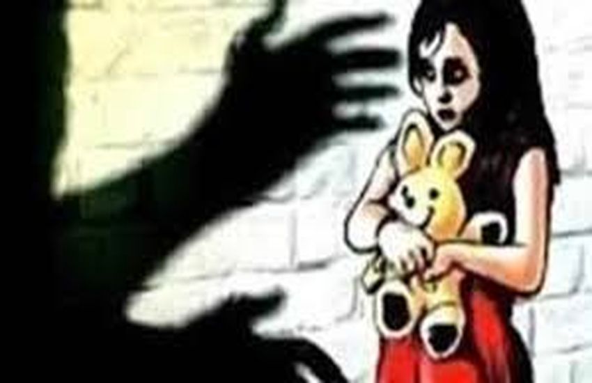 दुकान पर सामान लेने गई सात साल की बच्ची से दुकानदार ने की अश्लील हरकतें, लोगों ने कर दी धुनाई दुकान पर सामान लेने गई सात साल की बच्ची से दुकानदार ने की अश्लील हरकतें, लोगों ने कर दी धुनाई