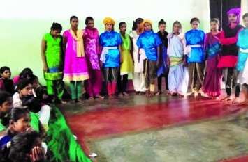 Clap on the colorful presentation of drama 'Chhohar' in Sidhi सीधी में नाटक 'छोहर की रंगारंग प्रस्तुति पर खूब बजी ताली, आदिवासी लोक नृत्य को दर्शकों ने सराहा