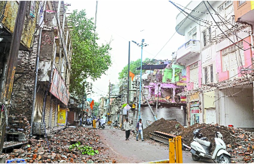 houses and shops break for smart city road अब जयरामपुर क्षेत्र में टूटने लगे मकान-दुकान, स्मार्ट सिटी रोड चौड़ीकरण की राह होने लगी आसान