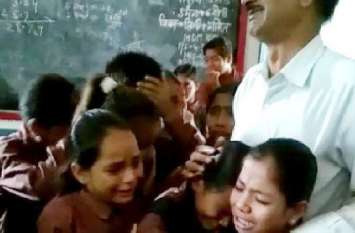 government school teacher: attachment with the teacher, children cried सरकारी स्कूल के शिक्षक से इतना लगाव कि दबादला होती ही लिपटकर रो पड़े बच्चे
