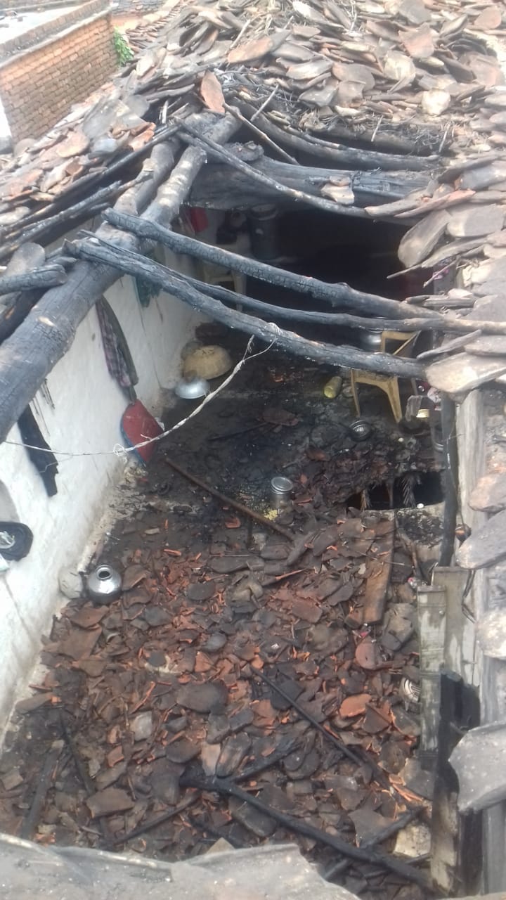 Police and fire brigade did not reach the spot गैस के रिसाव से मकान में लगी आग, ग्रहस्थी का सामान जलकर हुआ खाक
