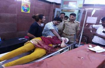 forner ladies critical in road accident in mirzapur सड़क हादसे में विदेशी महिला गंभीर रूप से घायल, वाराणसी के ट्रामा सेंटर में कराया गया भर्ती