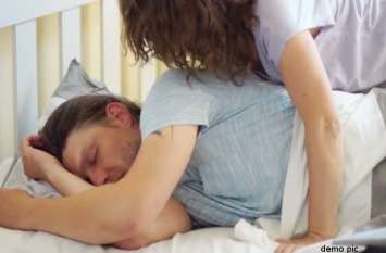 Wife wake up husband from sleep and demand to make tik tok video इंजीनियर को रोजाना देर रात नींद से जगाकर पत्नी करती थी ऐसी डिमांड, कोर्ट में पीड़ित बोला- जज साहब.. तलाक दिला दो