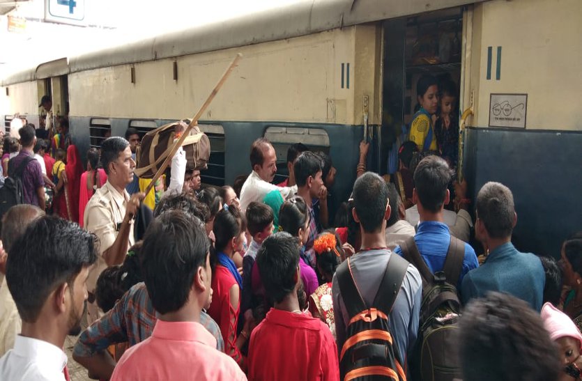 Passengers risking their lives to get space in trains video: जान जोखिम में डाल ट्रेनों में जगह पाने यात्री कर रहे जद्दोजहद, पढ़ें खबर