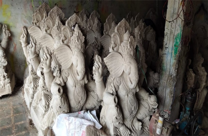 POP statues are being erected even after the ban रोक के बाद भी धड़ल्ले से बनाई जा रही पीओपी की प्रतिमाएं, पढ़ें खबर