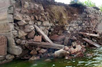 wall of lake damaged जहां दो दिन पूर्व धार्मिक अनुष्ठान हुआ, शिवसर तालाब का वही हिस्सा हुआ धराशायी