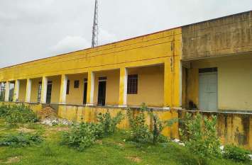 Girls school building costing lakhs of rupees started becoming useless लाखों रुपए की लागत से बना बालिका विद्यालय भवन होने लगा बेकार
