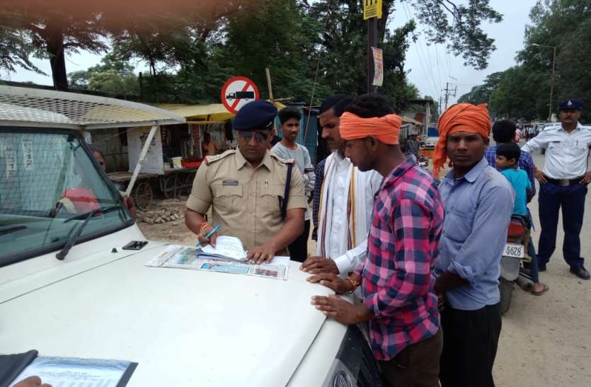 36 bike drivers in violation of traffic rules यातायात नियमों के उल्लंधन करने वाले ३४ बाइक चालकों का कटा चालान
