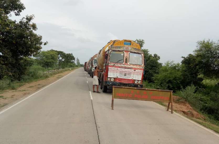 Heavy vehicles will not be parked at the city entrance during the day, दिन के समय नगर प्रवेश स्थल पर नहीं खड़ी होगी भारी वाहनें, आधा किलोमीटर दूर लगा बेरिकेट