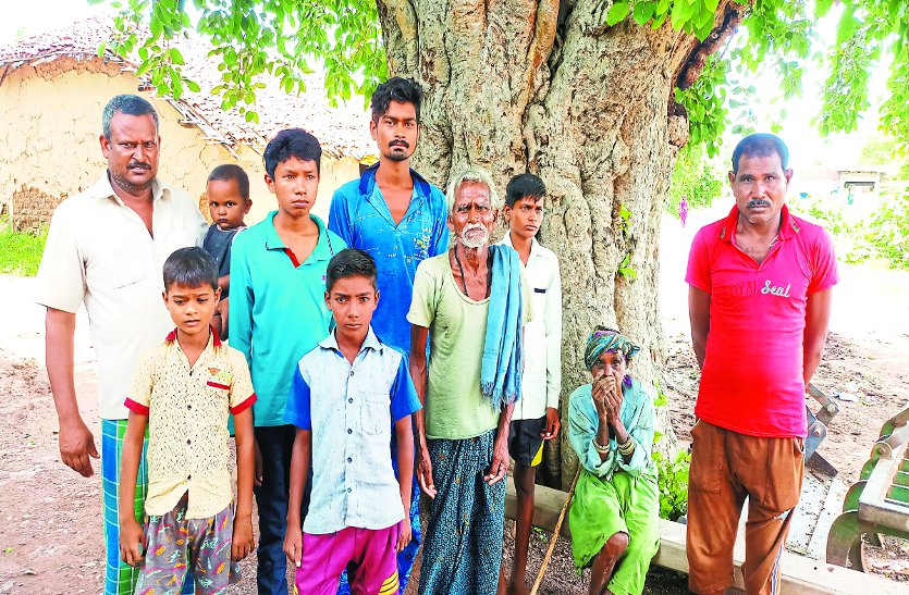 Villagers of village Jhajhadih yearn for basic amenities अधिकारी तो दूर भाजपा-कांग्रेस में से किसी भी पार्टी के जनप्रतिनिधियों ने नहीं सुनी फरियाद, 70 साल से ग्रामीण भोग रहे वनवास