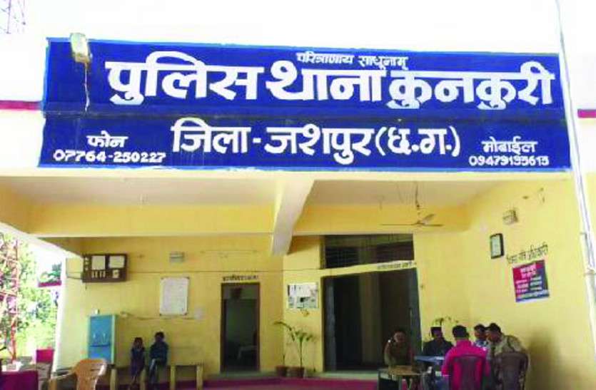 Worker brutally beaten up on suspicion of theft ईमानदारी से काम करने की मिली बहुत बड़ी सजा, बस इतनी सी बात पर मालिकों ने कर दिया अधमरा