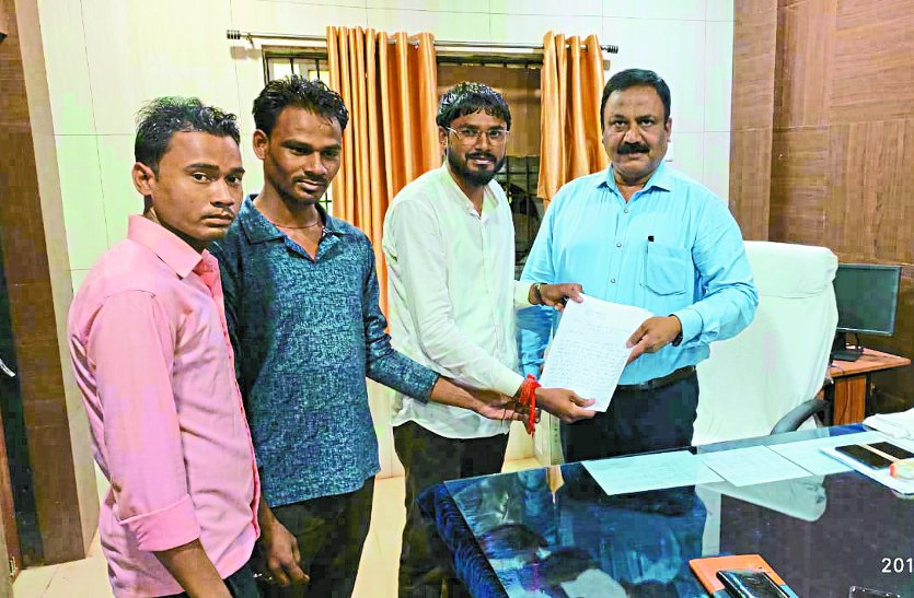 Unannounced illegal liquor shops opened in every ward of the city चोरी-छिपे कर रहे गंदा काम, पकड़े जाने पर दिखा रहे राजनीतिक पहुंच की धौंस