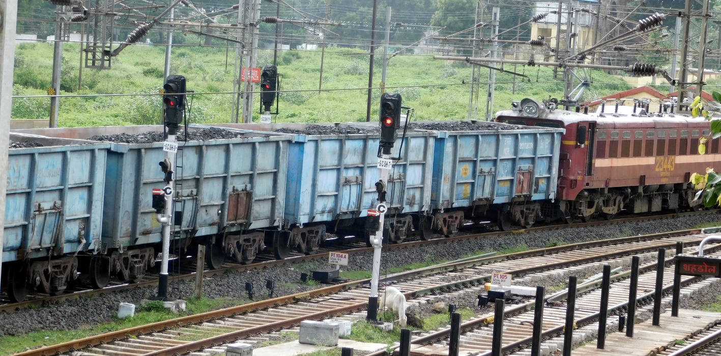 50 trains of coal passing every day by canceling passenger trains यात्री ट्रेनों को रद्द कर हर दिन गुजार रहे कोयले की 50 गाडिय़ां