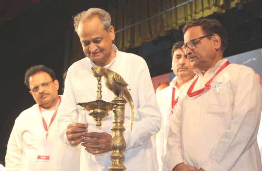 ashok gehlot गहलोत ने PM मोदी पर साधा निशाना, बोले- '5 साल में नहीं 70 साल में हुआ विकास'