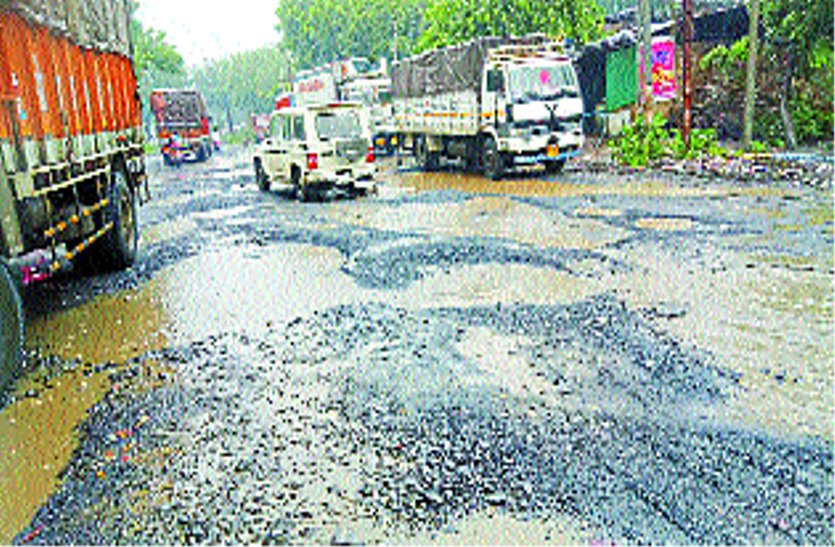 Traveling on this route means harming the vehicle and body इस मार्ग पर सफर करना मतलब वाहन और शरीर को नुकसान पहुंचाना