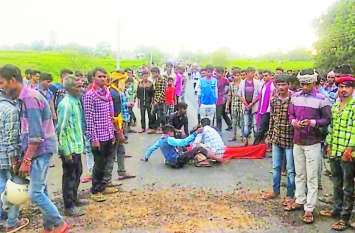 Child died in road accident, villagers threw stones and arson सडक़ हादसे में बालक की मौत पर मांगा मौताणा, ग्रामीणों ने पथराव और आगजनी कर किया हंगामा, पुलिस ने किए हवाई फायर