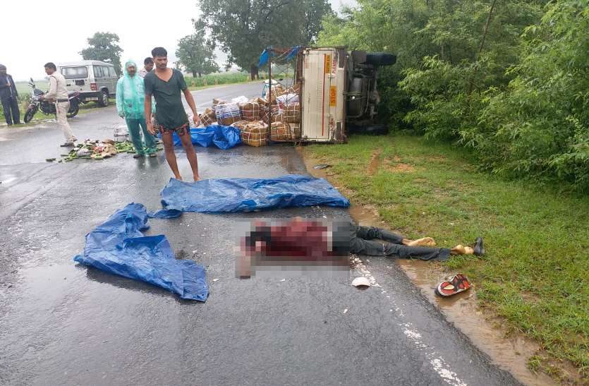 Surajpur accident बाइक सवार दो दोस्तों को टक्कर मार पलट गई तेज रफ्तार पिकअप, सिर फटने से एक घर का बुझ गया चिराग