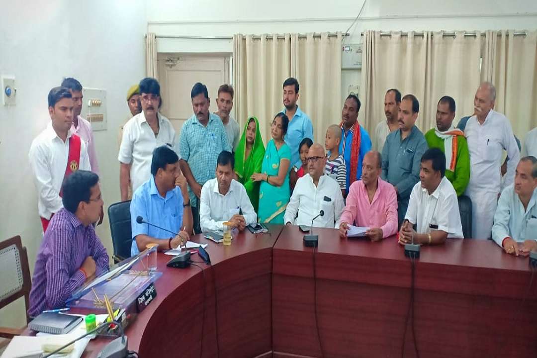 डीएम सुरेंद्र सिंह से वार्ता करते कांग्रेसजन