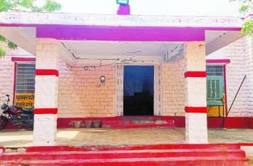 PHC in shabby building in two decades old building, fear of accident दो दशक पुराने भवन में जर्जर भवन में चल रहा अजीत पीएचसी, हादसे का डर