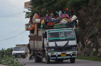 over load vehicals on road in alwar अलवर में क्षमता से अधिक सवारियों से भरे वाहन दुर्घटना को दे रहे है निमंत्रण रोड पर इनको रोकने वाला कोई नहीं, देखे तस्वीरें