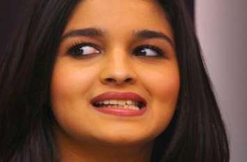 alia bhatt reaction on casting opposite salman khan in inshahallah 'इंशाअल्लाह' में रोल मिलने की खबर सुन खुशी से उछल पड़ी थीं आलिया भट्ट, विदेशियों के सामने ने कर दी थी ऐसी हरकत