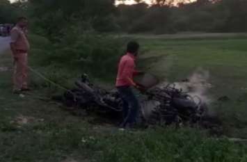 bikes burned and people beaten in minor dispute मामूली विवाद में दो समुदाय के बीच झगड़ा, हिंदू-मुसलमान की बात कर जला दी बाइक
