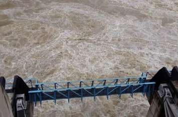 bisalpur dam मौसम तंत्र पड़ा कमजोर ... बीसलपुर डेम से घटने लगी पानी की निकासी
