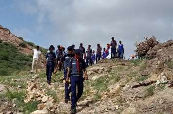 Hiking is a good way to see nature प्रकृति को देखने का अच्छा तरीका है हाइकिंग