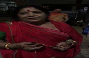 Gold chain robbery with a lady who returned home from temple तीज की पूजा कर मंदिर से लौट रही वृद्धा की चेन लूटी