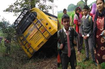 Road accident in chhattisgarh Truck hit School bus 12 student injured रफ़्तार का कहर ट्रेलर ने मारी स्कूल बस को टक्कर दर्ज़न भर मासूम घायल
