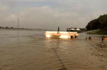 Ganga Flood Level Increased Fastly Soon Touch Danger Level गंगा में बाढ़, घाट पर बने चेंजिंग रूम डूबे, सुरक्षित ठिकानों की तलाश में जुटे तटवर्ती