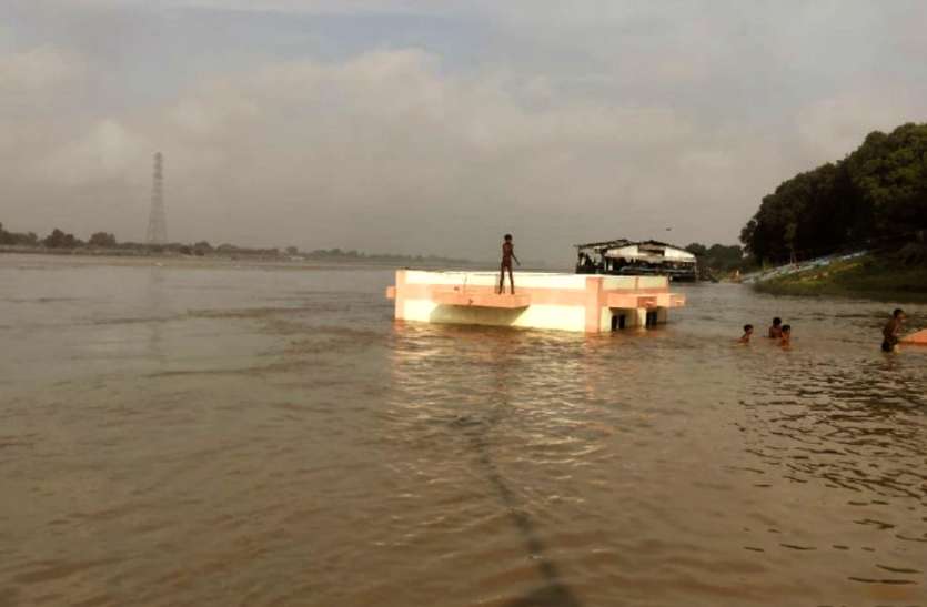 Flood गंगा में बाढ़, घाट पर बने चेंजिंग रूम डूबे, सुरक्षित ठिकानों की तलाश में जुटे तटवर्ती