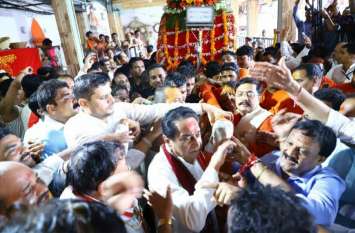 Lord Mahakaleshwar's fifth ride came out with pomp, Kamal Nath worship महाकाल सवारी में शामिल हुए सीएम कमलनाथ, बोले...आर्थिक गतिविधियां बढ़ेंगी और लोगों को रोजगार मिलेगा