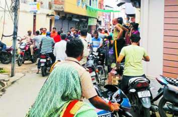 Banswara Crime News : The teacher cut the nerves of the his hand पत्नी को मोबाइल पर मैसेज भेजा और शिक्षक ने काट ली हाथ की नसें, लहूलुहान हालत में पहुंचाया अस्पताल फिर...