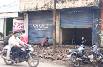Depot shops entangled in court, possession of clutches again कोर्ट में उलझी डिपो की दुकानों पर फिर होने लगा रसूख का कब्जा