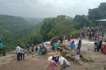 Tourists reach Mandu to see the natural scenes प्राकृतिक नजारों को देखने पहुंचे पर्यटक मांडू