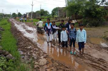 Future light is being measured on the path of mud कीचड़ की राह पर माप रहे भविष्य की रोशनी
