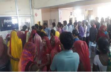 Patients Of Seasonal Diseases Increases At Dhariyawad, udaipur 2 चिकित्सकों के भरोसे केंद्र , घर-घर बढ़ रहे वायरल बुखार से पीड़ित मरीज