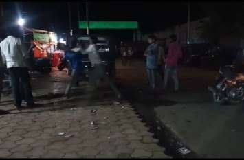 Auto drivers clashed in the middle road बीच सड़क में भिड़े ऑटो चालक