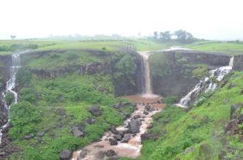 World photography day: Rani Bani Waterfall In Banswara, Best Waterfall World Photography Day : वागड़ के रनी-बनी झरनें की अनुपम छटा, 4 किमी पहाड़ी पगडंडी पार करने के बाद दिखाई देता हैं यह खूबसूरत नजारा